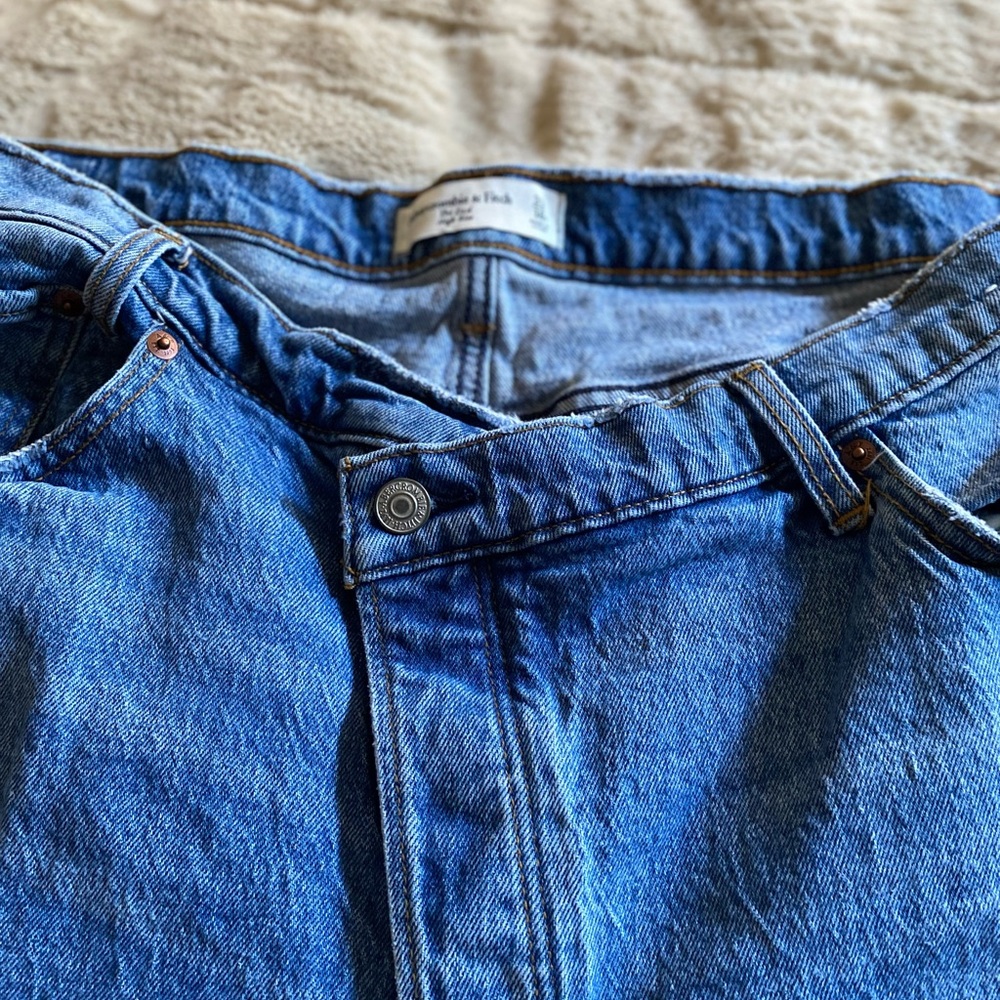 Abercrombie & Fitch- The Dad high rise jeans, size 33